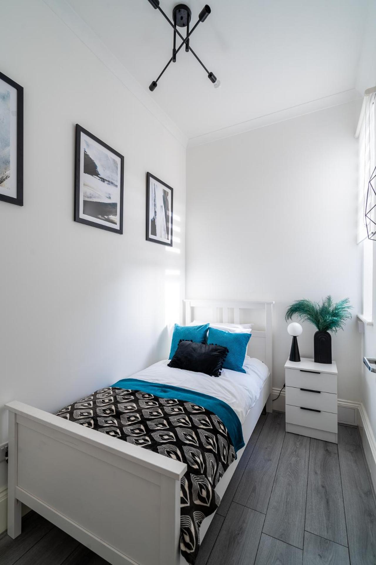 Coatbridge Apartment *